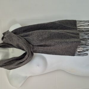 Round Tree & Yorke Cashmere Gray Italy Scarf